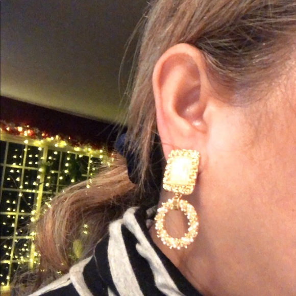 Classy Vintage Style Earrings - Picture 6 of 6